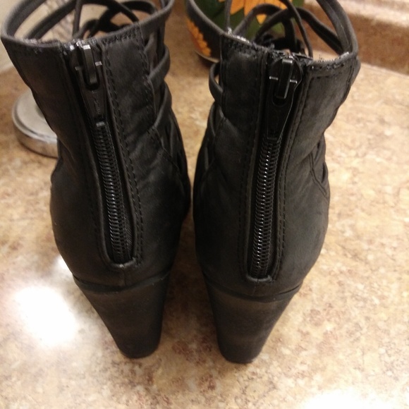 Black boots size 6 1/2 - Picture 2 of 3